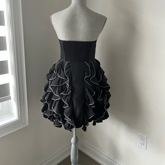 🇨🇦 Black Strapless Ruffle Mini Dress - Picture 3 of 4